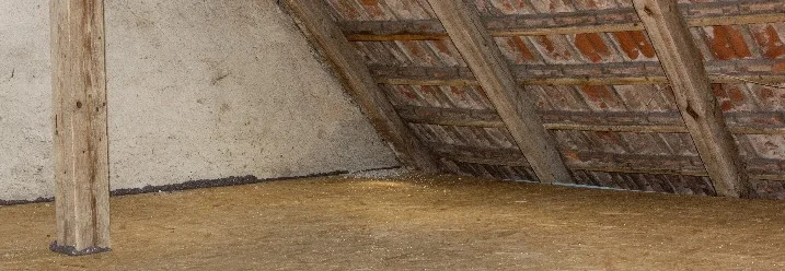 Dachstuhl mit sichtbaren Dachbalken und Dachziegeln